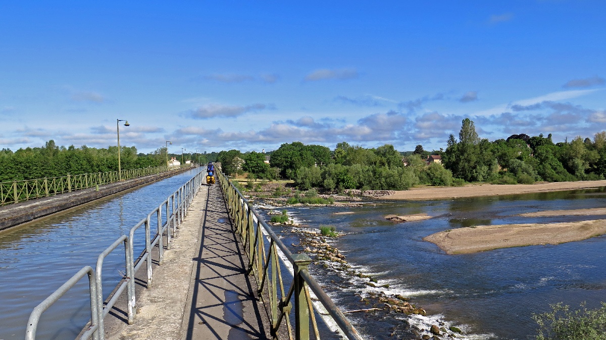 Kanalbrücke über den Fluss Allier